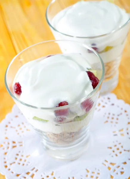 Oat flakes with yogurt — Stock Photo, Image
