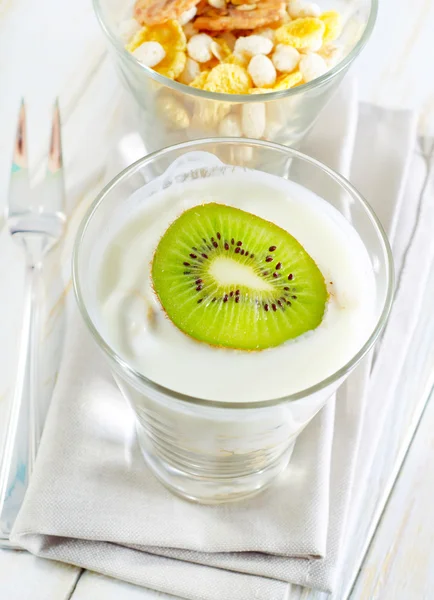 Frischer Joghurt und Müsli im Glas — Stockfoto