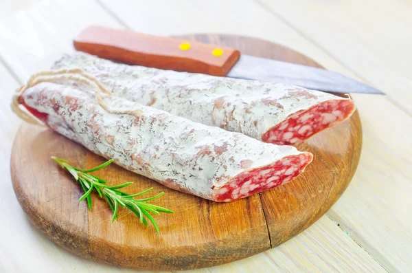 Salami på trebord – stockfoto