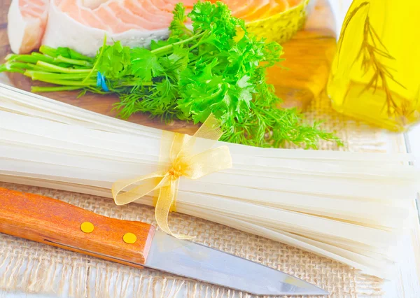 Macarrão de arroz cru e salmão cru — Fotografia de Stock