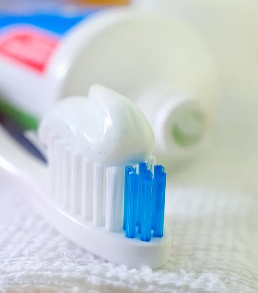 Cepillo de dientes y pasta —  Fotos de Stock