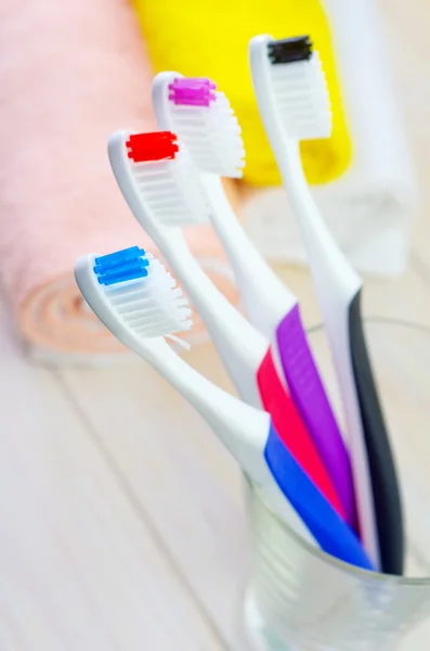 Cepillos de dientes en un vaso —  Fotos de Stock