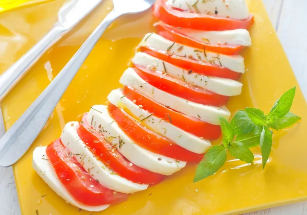 Caprese, salada fresca com tomate e mussarela — Fotografia de Stock