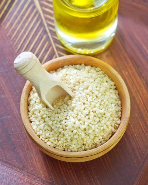 Bir kasede susam tohumları