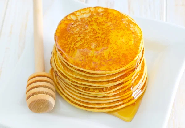 Pannenkoeken met honing — Stockfoto