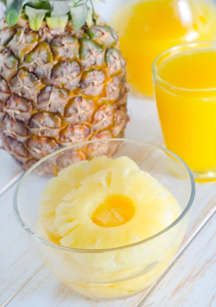 Ananas ve meyve suyu — Stok fotoğraf