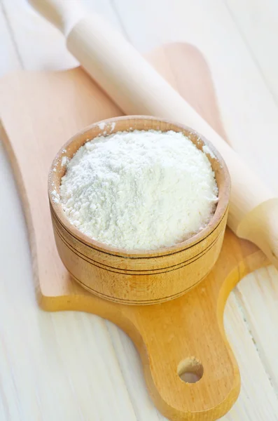 Mąka w drewnianej misce — Zdjęcie stockowe