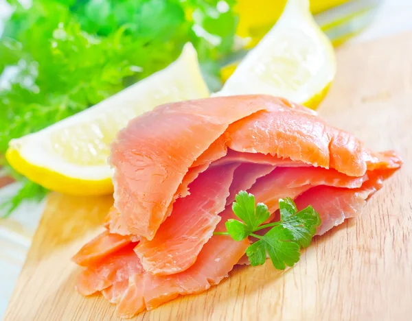 Salmone su tavola di legno — Foto Stock