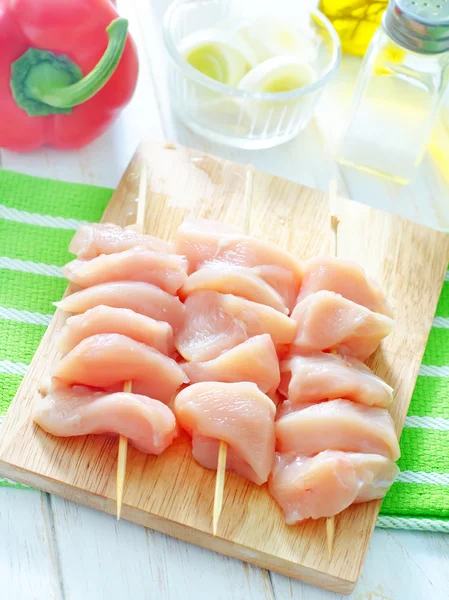 Raw chicken kebab — Stock Photo, Image