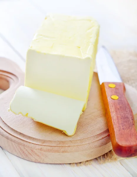 Масло на деревянной доске — стоковое фото