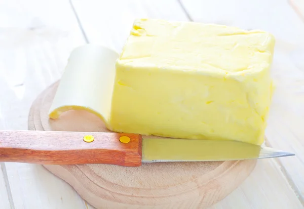 Butter auf einem Holzbrett — Stockfoto