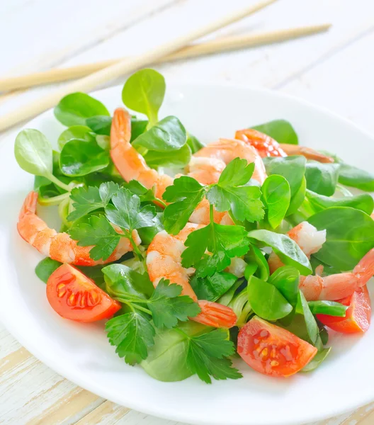 Salada com camarões — Fotografia de Stock