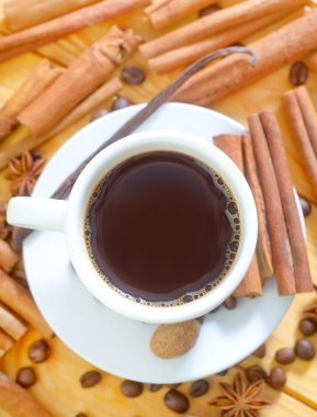 fincan kahve ve bir tarçın