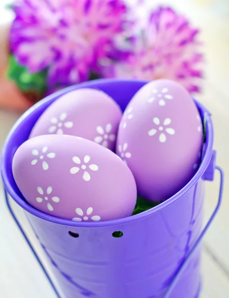 Ovos de Páscoa no balde — Fotografia de Stock