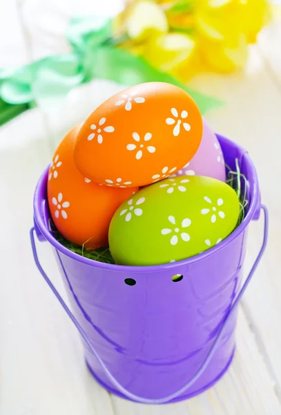 Huevos de Pascua en el cubo — Foto de Stock