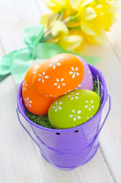 Huevos de Pascua en el cubo —  Fotos de Stock