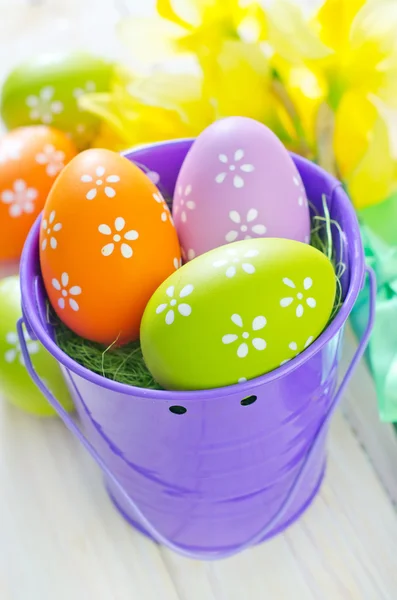 Huevos de Pascua en el cubo — Foto de Stock