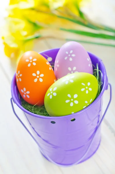 Velikonoční vejce v kbelíku — Stock fotografie