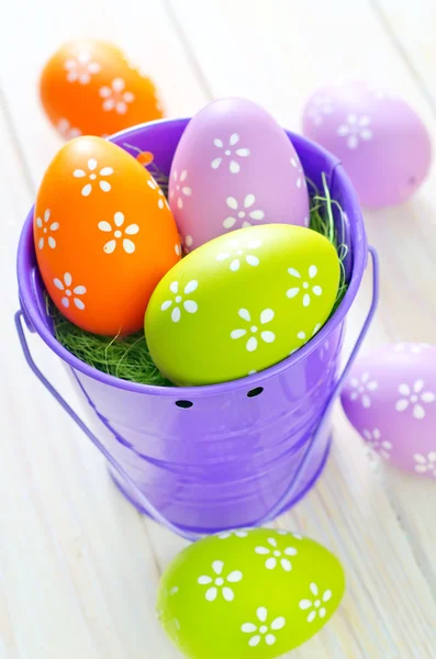 Huevos de Pascua en el cubo — Foto de Stock