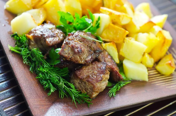 Bakade kött med potatis — Stockfoto