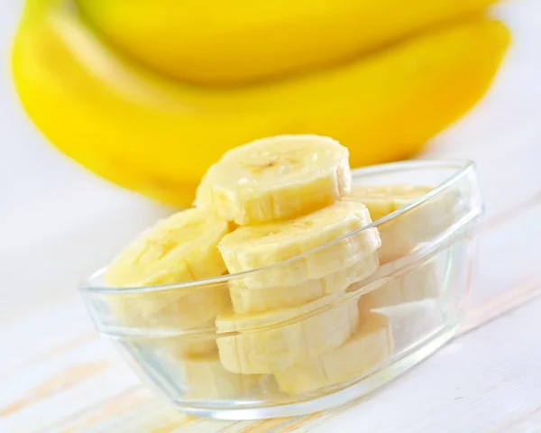 Plátanos cortados en rodajas y enteros — Foto de Stock