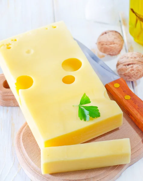 Formaggio su una tavola di legno — Foto Stock