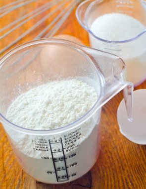 şeker, un ve ahşap tahta üzerinde çiğ yumurta