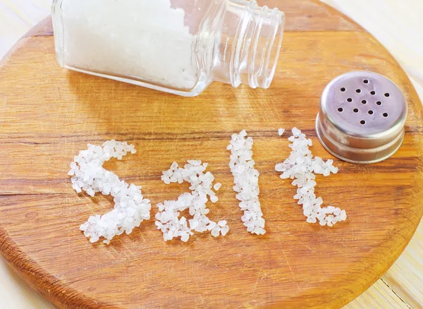 Salz auf einem Holzbrett — Stockfoto