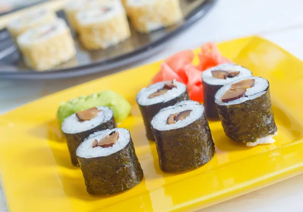 Sushi na talerzu — Zdjęcie stockowe