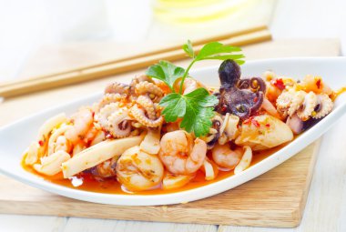 Deniz mahsullü salata