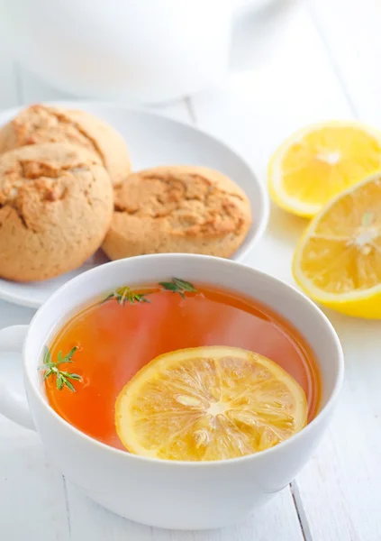 Frischer Tee mit Zitrone in der weißen Tasse — Stockfoto