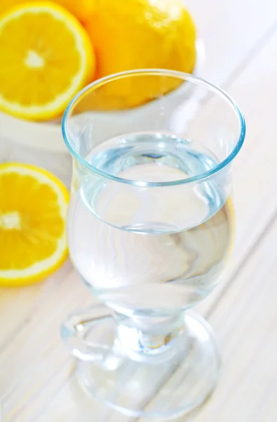 Sitruunavesi — kuvapankkivalokuva