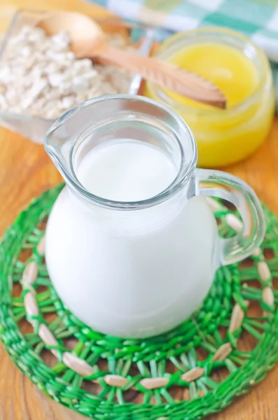 Latte, fiocchi di latte e miele — Foto Stock