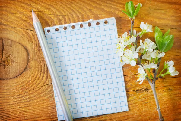 Flores y nota sobre fondo de madera —  Fotos de Stock