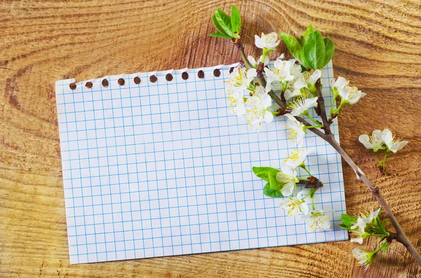 Blumen auf Holzgrund — Stockfoto