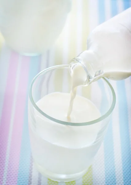 Verse melk in het glas — Stockfoto