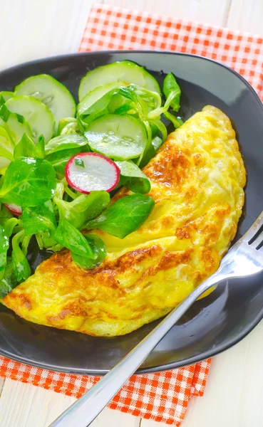 Omelette with salad — Stock Photo, Image