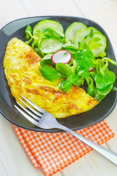 Omelette avec salade — Photo