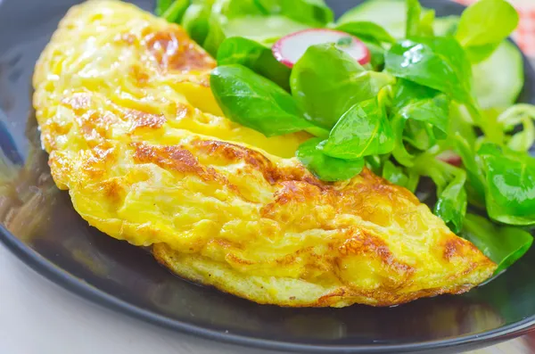 Omelette with salad — Stock Photo, Image
