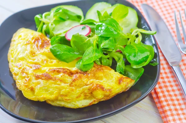 Omelette avec salade — Photo