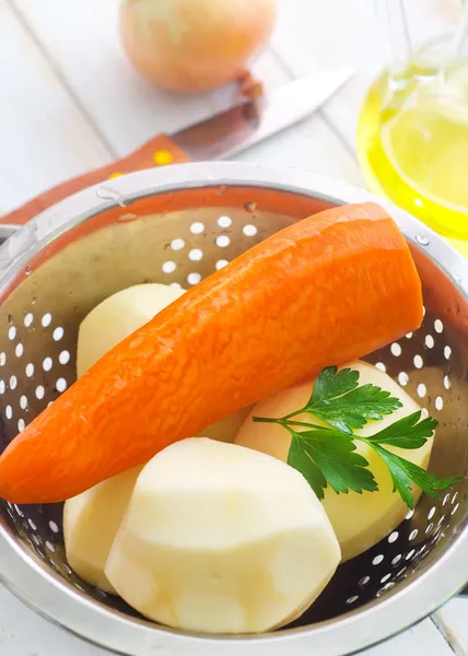 Syrové brambory a mrkev v kovové misce — Stock fotografie