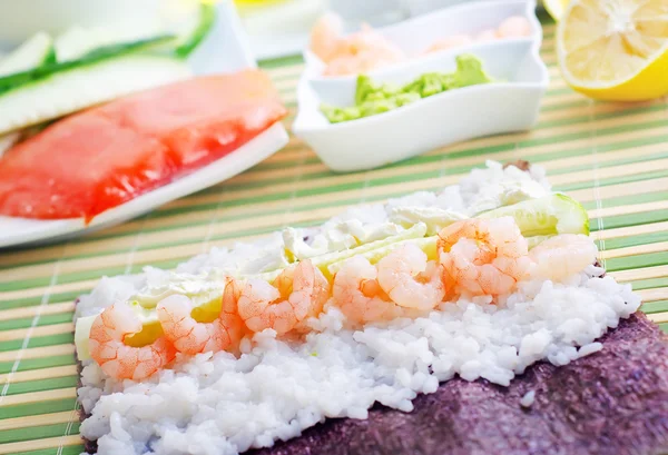 Frische Zutaten für Sushi, Reis und Garnelen — Stockfoto