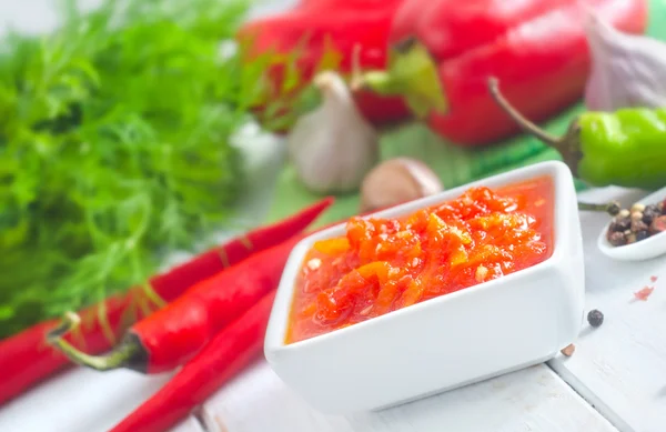 Friss mártással, a paradicsom és a chili paprika — Stock Fotó