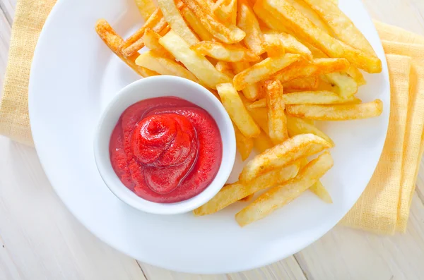 Batatas fritas com molho — Fotografia de Stock