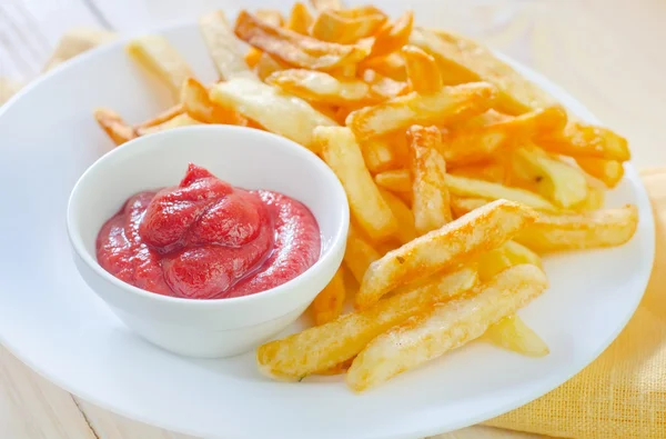 Patatas fritas con salsa —  Fotos de Stock