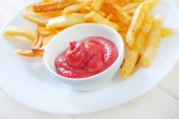 Patatas fritas con salsa — Foto de Stock