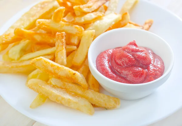 Batatas fritas com molho — Fotografia de Stock