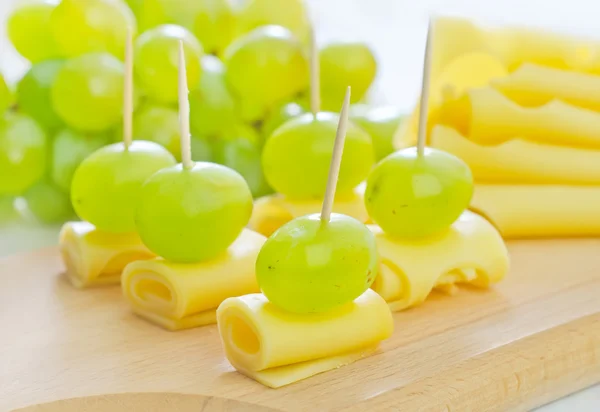 Canape with grape and cheese — Stock Photo, Image