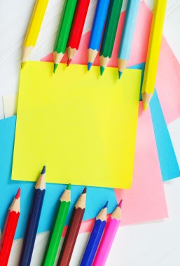kalemler ve renkli levhalar