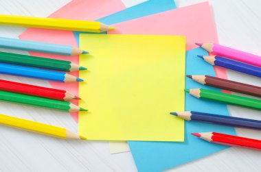 kalemler ve renkli levhalar